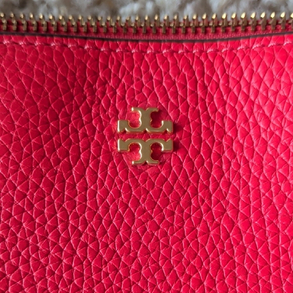Tory Burch Red Textured Shoulder Bag - Picture 2 of 9